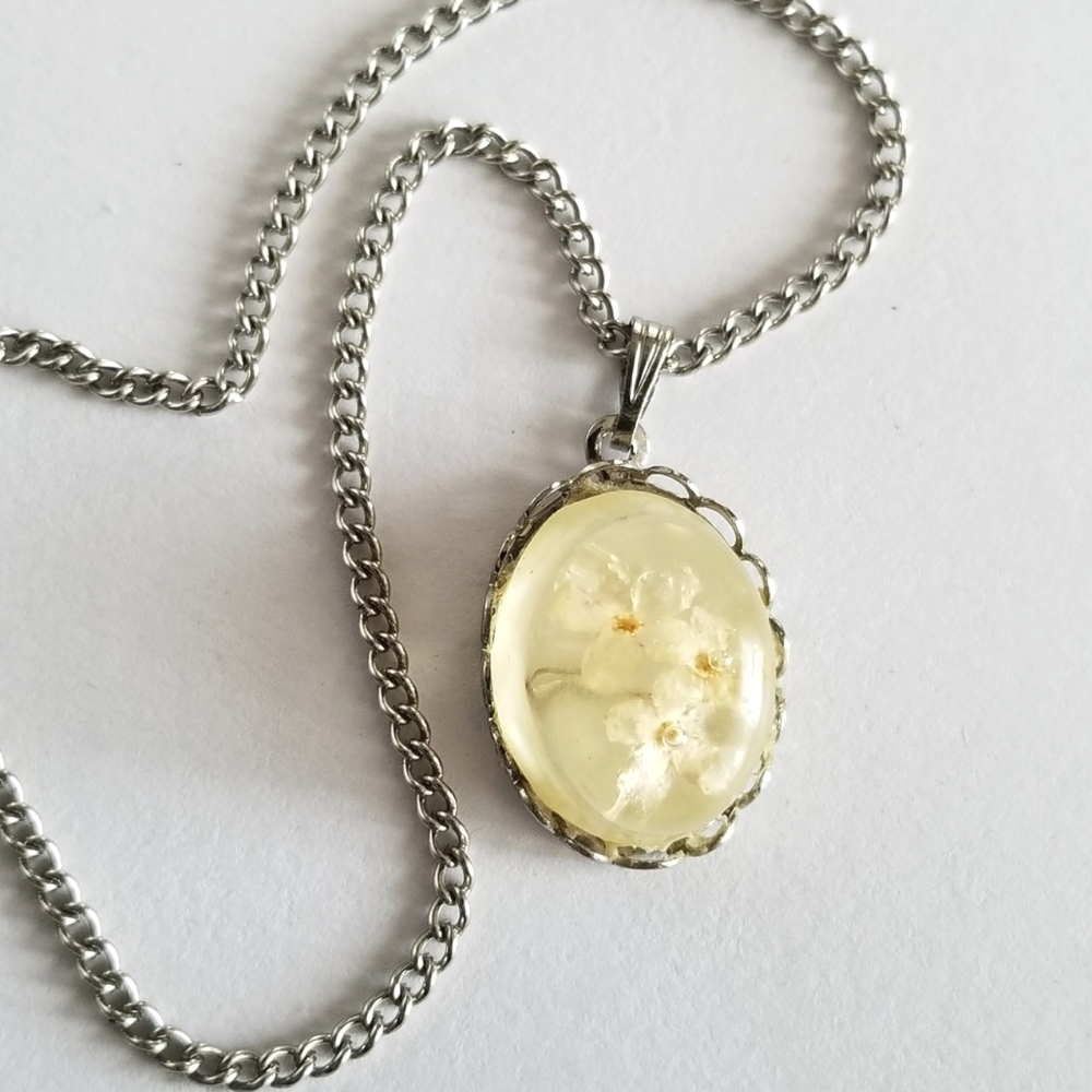 Vintage dried flowers necklace in resin preserved pale yellow cottagecore silver
